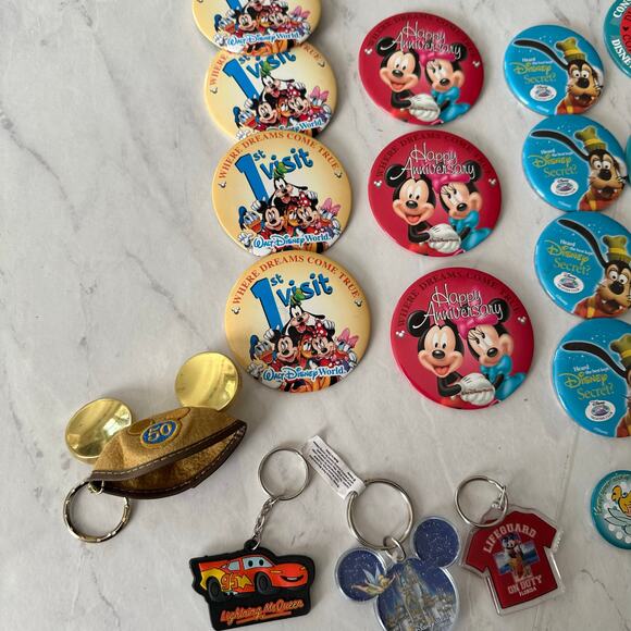 Disney Magic Kingdom Collectors Pin Keychains Lanyard Gold Mickey Ears straw lot - Picture 2 of 8